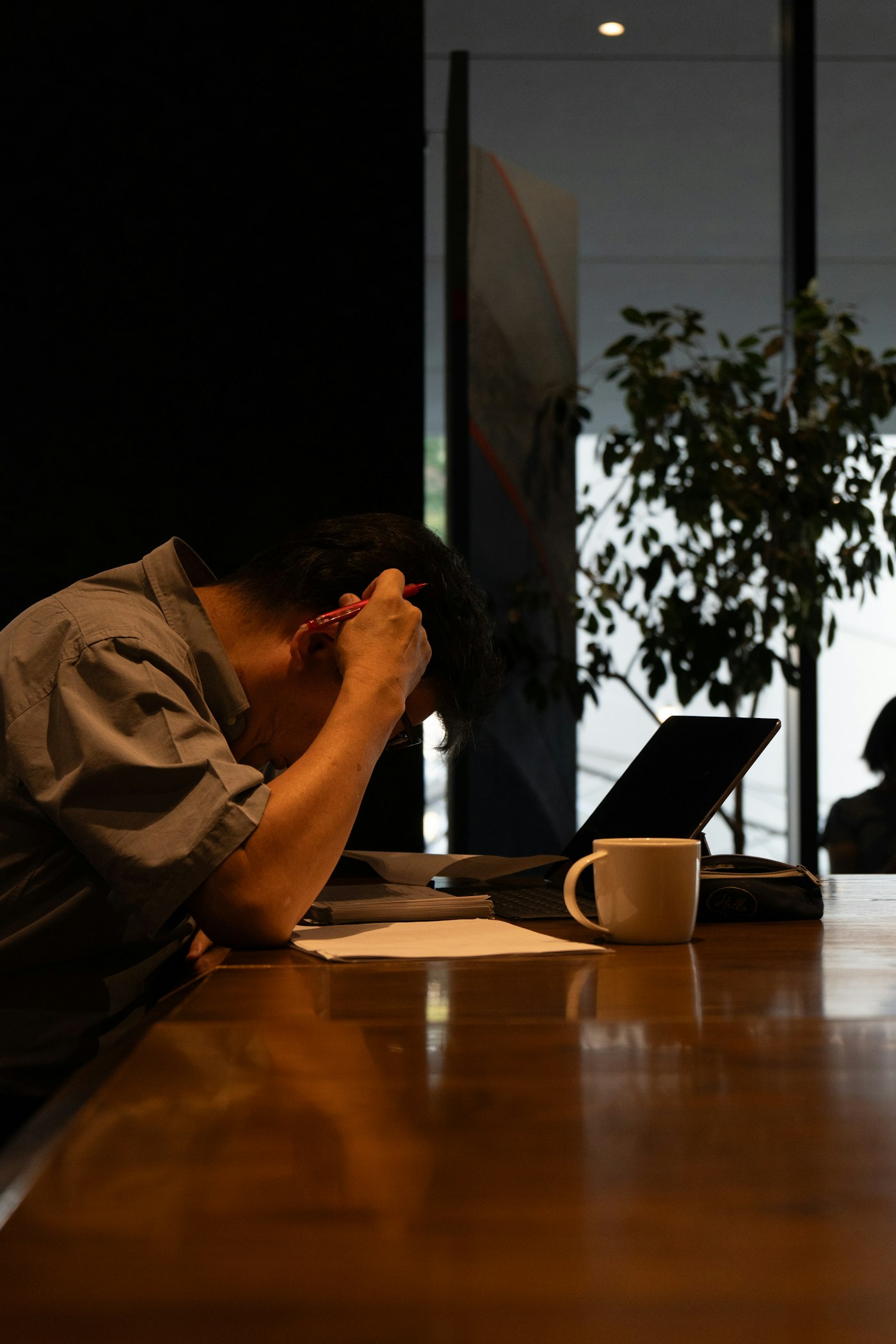 一人きりの事務所で、深夜まで机に向かう士業のイメージ